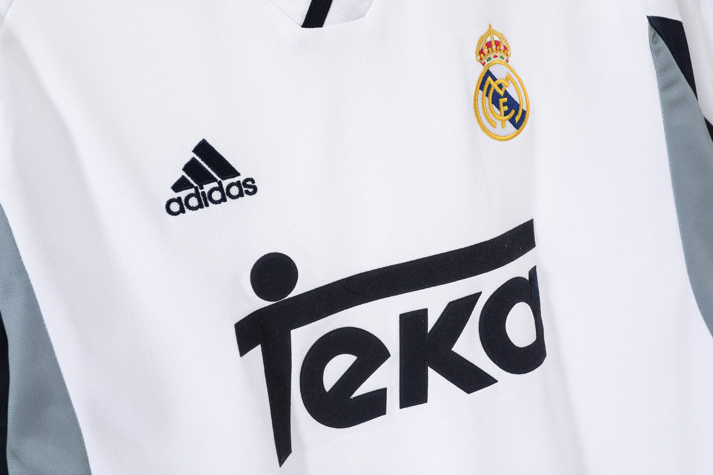 Real Madrid 2000/01 Retro Jersey - Home Edition